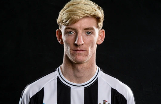 戈登转会拜仁传闻升温，多方动态揭示潜在交易走向